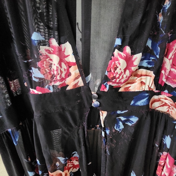 Black Wrap with peach and red roses - Picture 3 of 9